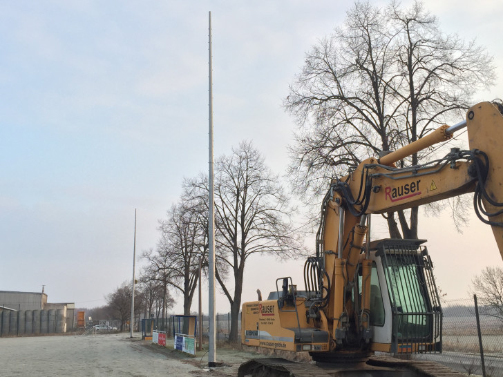 Auf dem Sportplatz Wiedelah stehen schon die neuen Masten der Flutlichtanlage. Foto: Anke Donner 