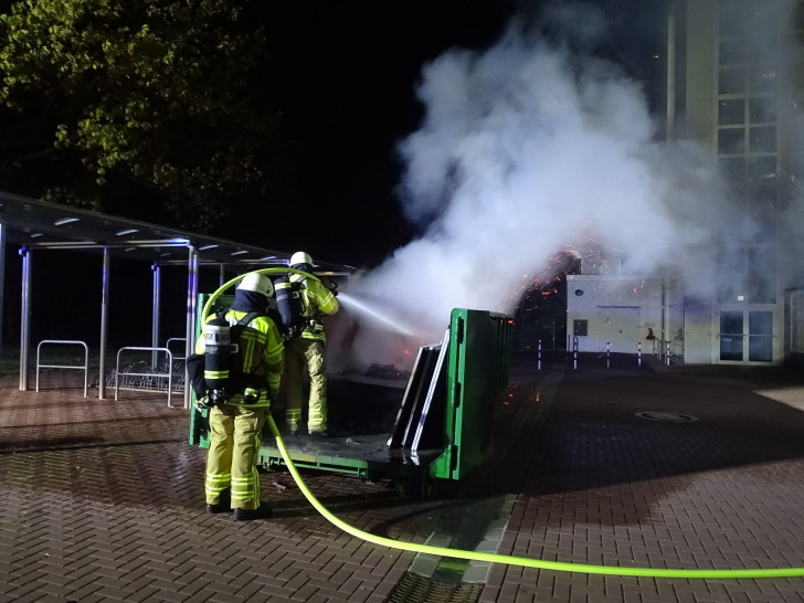 Unter Atemschutz löschten die Einsatzkräfte das Feuer mit einem C-Rohr. Foto: Feuerwehr Bad Harzburg