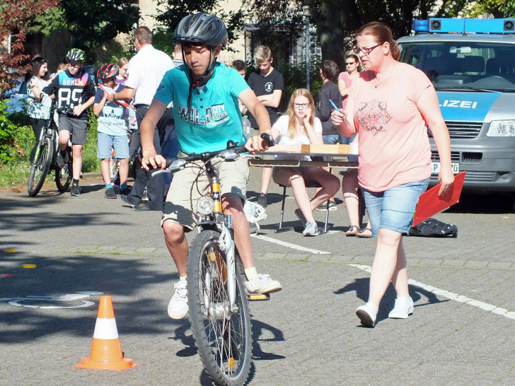 An der Oberchule Lehre nehmen Schüler an einer Mobilitätsveranstaltung teil. Sie trainieren ihre Fähigkeiten ein Fahrrad unfallfrei zu lenken. Foto: Klaffehn/Archiv