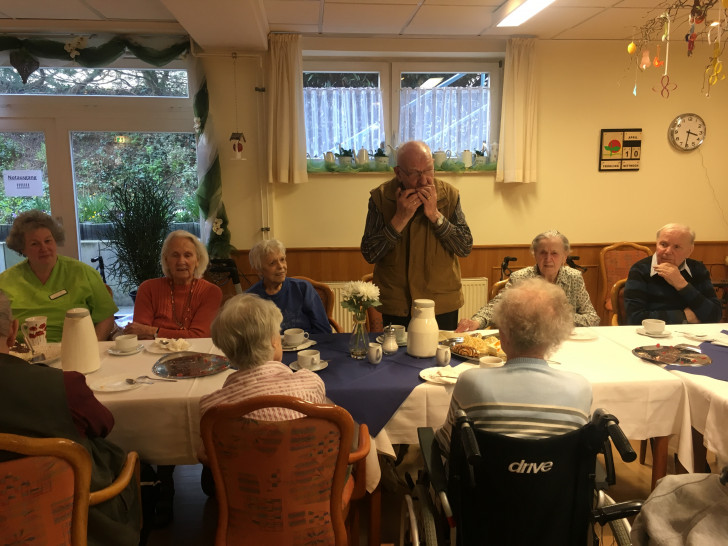 Als Mundharmonikaspieler brachte Dieter Lorenz (stehend) die Besucher kräftig zum Mitsingen. Foto: DLS