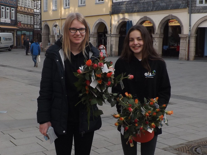 Lea Heine (li.) und Zina Splettstösser auf dem Weg in die Stadt. Foto: GiS
