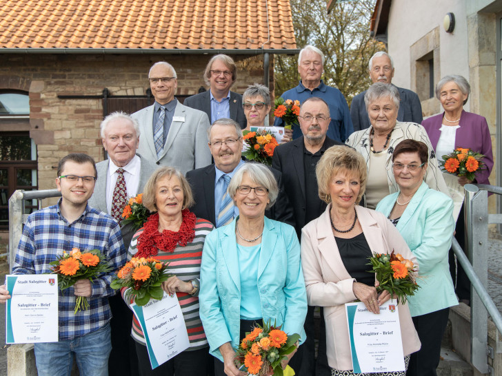 15 Salzgitteraner wurden für ihr umfangreiches ehrenamtliches Engagement für Senioren mit dem Salzgitter-Brief ausgezeichnet. Foto: Rudolf Karliczek