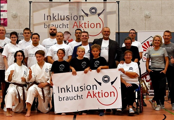 Botschafter und Funktionäre bei der Eröffnung von 'Inklusion braucht Aktion'. Foto: Martial Arts Group e.V.