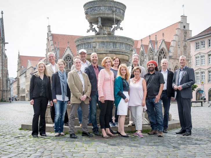 Franziska-Luise Klammer, Edgar Wernhardt und Nina Bierwirth vom Stadtmarketing freuen sich mit 10 der 15 neuen Gästeführerinnen und Gästeführer sowie mit Bernd-Uwe Reinl von der IHK über die erfolgreich abgeschlossenen Prüfungen.  Foto: Braunschweig Stadtmarketing GmbH / Marek Kruszewski