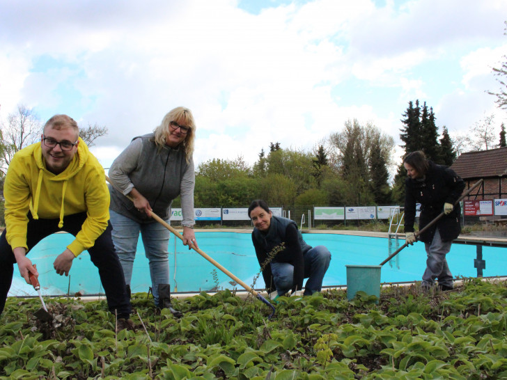 Die Mitglieder des Fördervereins des Freizeitbades Grasleben bringen ihr Bad auf Vordermann. Fotos: Eva Sorembik