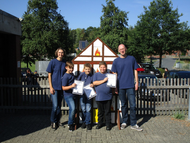 Drei Kinder der Kinderfeuerwehr Dettum mit dem Kinderfeuerwehrwart Michael Seiffert und der Betreuerin Anja Seiffert . Foto: privat