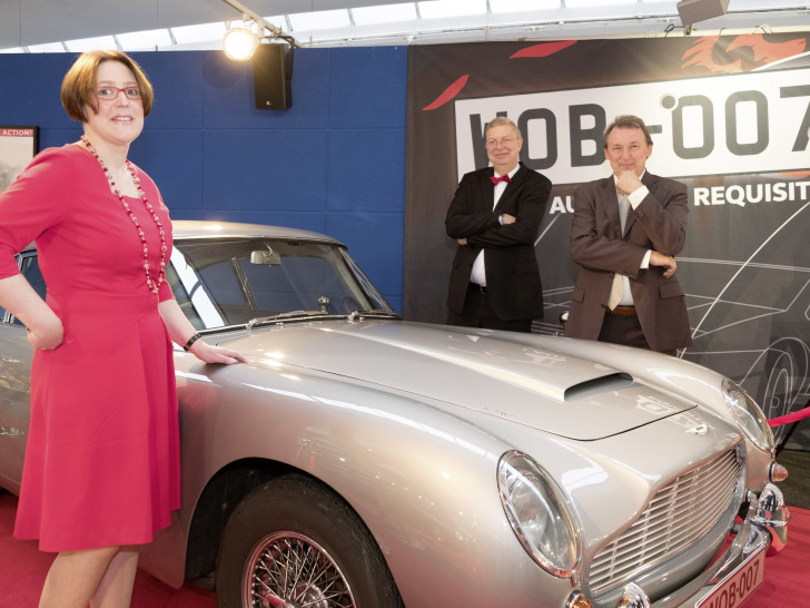 Die „Macher" der James Bond-Ausstellung im AutoMuseum: Eberhard Kittler und Dr. Siegfried Tesche (hinten, von links) und Susanne Wiersch (vorn) freuen sich über den Klassiker, der in sieben James Bond Filmen mitspielte, den Aston Martin DB 5. Fotos: Volkswagen AG