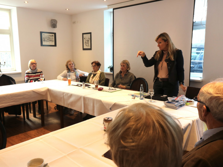 Ines Fricke (im Bild stehend) diskutiert mit den CDU-Senioren. Weiter im Bild: Monika Bötel und ihre Stellvertreterin Ursula Hertzer. Foto: DLS
