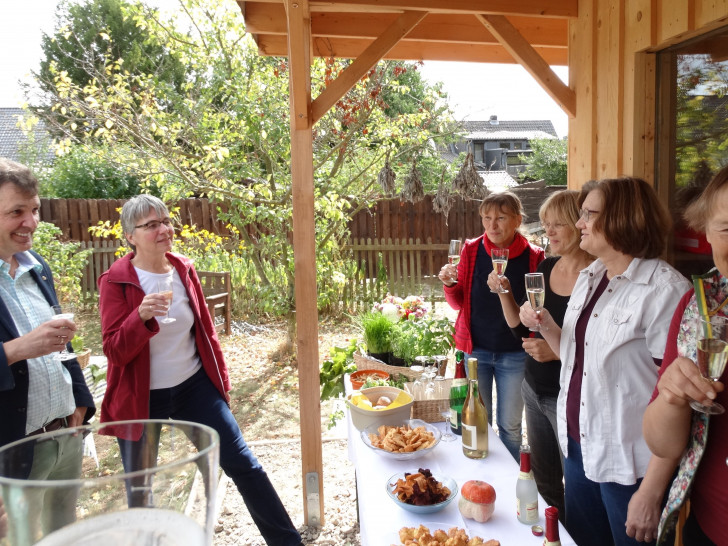 Auf die Einweihung des Gartenhauses stoßen an: Dr. Andreas Kettenring,
Präsident des Rotary-Clubs Salzgitter-Wolfenbüttel, Dr. Ursula Bilitewski
(Vermittlerin zwischen RC und Stadtteilnetzwerk), Andrea Habelt, Kerstin
Schober, Dr. Christine Neumann, Dr. Gesa Wegener (Interkultureller
Gemeinschaftsgarten). Foto: Riekeberg