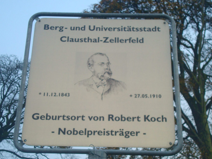 Das Hinweisschild von Robert Koch wird vermisst. Fotos: Polizei Oberharz