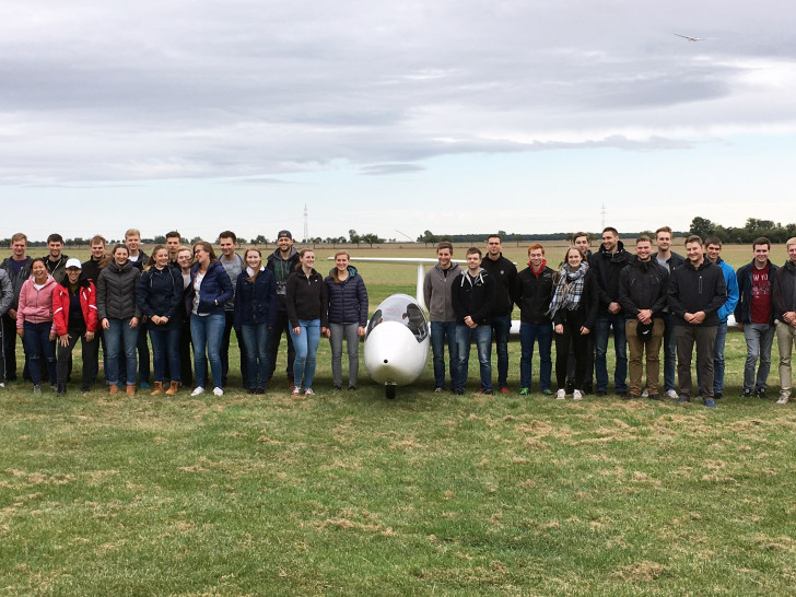 Studierende der Ostfalia heben unter der Leitung von Professor Klinge (4. von links) und Professor Boeckh (ganz rechts) beim Sozialkompetenz-Workshop Segelfliegen ab. Foto: Ostfalia