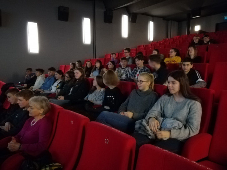 Die Schüler der Klasse 10s1 im großen Saal des Universum Kinos.

Foto: Theodor-Heuß-Gymnasium Wolfenbüttel