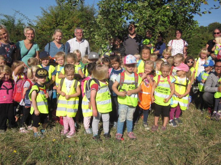 Die Kinder sammelten Äpfel - unter anderem für ihren Frühstückssaft. Foto: Samtgemeinde Elm-Asse 