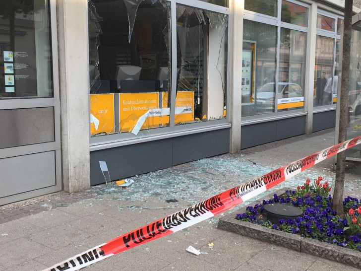 Im April 2018 wurden zwei Geldautomaten in einer Bank in der Breiten Herzogstraße gesprengt. Foto: aktuell24/BM