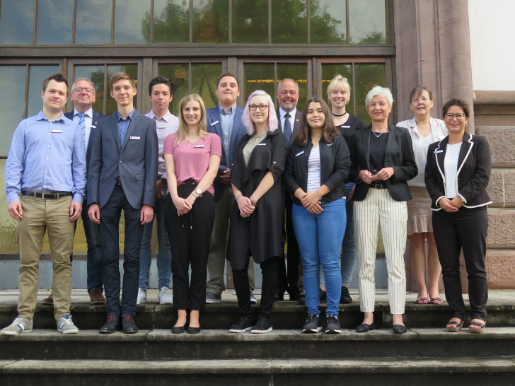 Vordere Reihe: Hannes Begert, Nils Welsch, Nadine Hellmich, Selina Sido, Melda Taskin, Landrätin Christiana Steinbrügge, Edith Förg-Reichelt (Ausbildungsleiterin Landkreis Wolfenbüttel); Hintere Reihe: Klaus Kühle (Personalrat Landkreis Wolfenbüttel), Lukas Döring, Nicolas Winkler, Martin Hortig (Erster Kreisrat Landkreis Wolfenbüttel), Marie Gehlhaar, Martha Wolfstädter (Personalentwicklung Landkreis Wolfenbüttel). Foto: Landkreis Wolfenbüttel