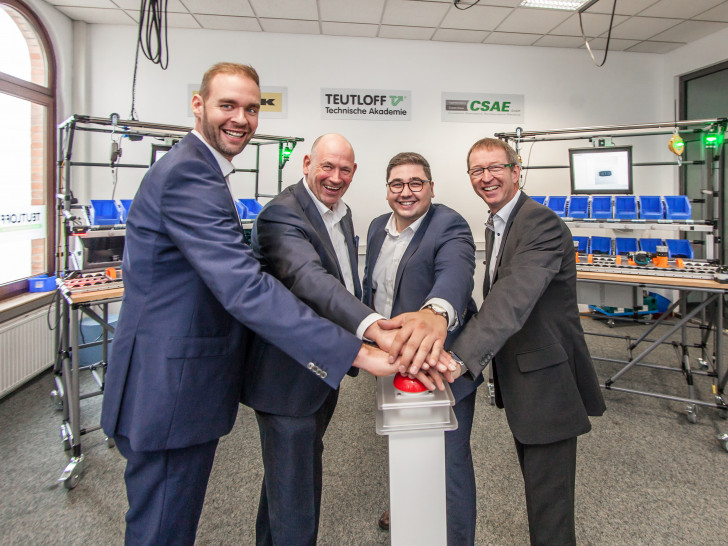 BU Foto 2: (v.l.n.r.) Michel Wedekind (CSAE), Alexander von Lützow (TEUTLOFF), Caner Durgut (TEUTLOFF) und Jörg Wittkugel (TURCK) gaben den Startschuss für die Zusammenarbeit.

Bildnachweis: TEUTLOFF / Andreas Rudolph