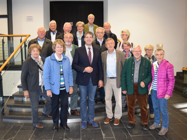 Oberbürgermeister Dr. Oliver Junk (Mitte) begrüßte die Mitglieder des Unesco-Clubs Kulmbach im Balkonzimmer der Kaiserpfalz und stellte ihnen die Stadt Goslar vor.
