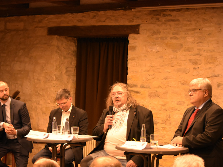 Die Kandidaten und Moderatoren während des DGB-Wählerforums in Schöningen. Von links nach rechts: Malte Schneider, Michael Kleber, Michael Franke, Markus Sobotta. Foto: Niklas Eppert