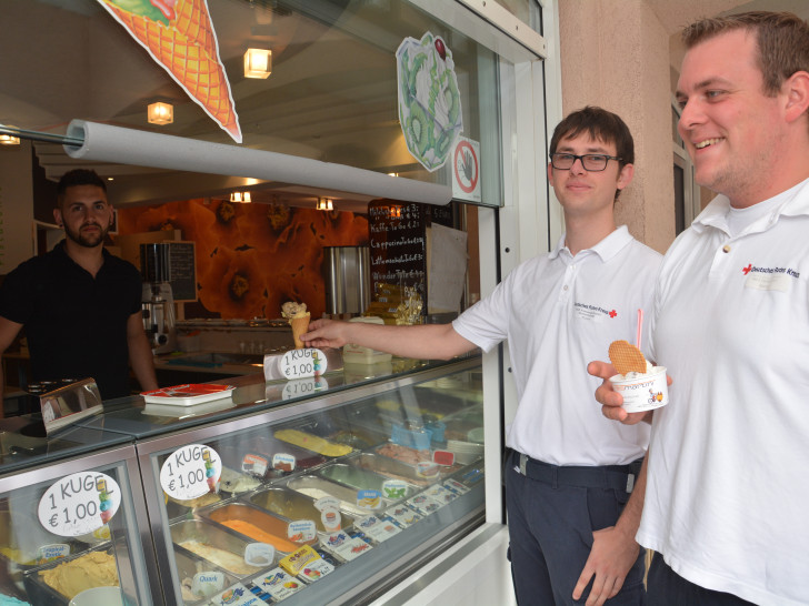  Das erste Eis auf DRK-Kosten holten sich Björn Blume (Mitte) und Lennart Horny bei Angelo di Francesco (links) vom Eiscafe Martini in Wolfenbüttel ab.  Foto: DRK