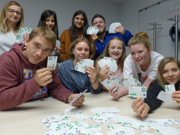 Mitglieder des Jugendparlamentes Salzgitter präsentieren ihren Taschenkalender für das Jahr 2018. Foto: Stadt Salzgitter