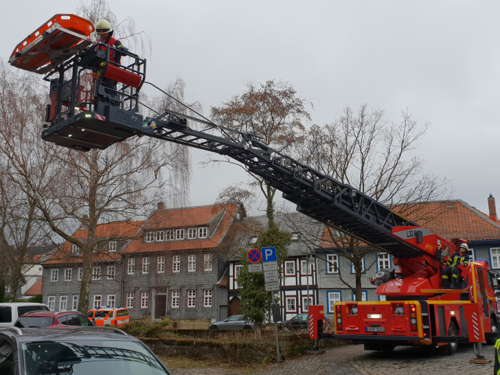 Die Frau wurde mit Hilfe der Drehleiter aus dem Haus gebracht. Foto: Feuerwehr Goslar