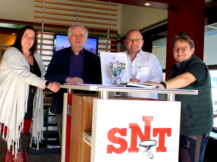 Katrin Schildhauer (AK Bauplanungsbüro), Heinz-Peter Kaufmann (Kunde), SNT-Geschäftsführer Stephan Niehoff und Andrea Renz (AK Bauplanungsbüro) bei der Beratung. Fotos: Nick Wenkel