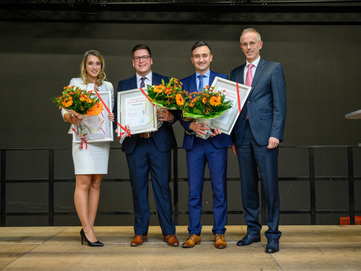Bernd Wild (rechts) von der Hochschulstiftung der Sparkasse Gifhorn-Wolfsburg mit Lina Oehlmann, Marcus Dreifke und Daniel Müller (von links nach rechts), die für ihre herausragenden Abschlussarbeiten von der Stiftung mit je 1.000 Euro ausgezeichnet wurden. Foto: Ostfalia