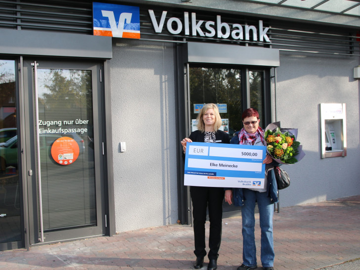 Nicole Pschak, Kundenberaterin in Gamsen, übergibt symbolisch die 5.000 Euro vom VR-Gewinnsparen an Elke Meinecke, Kundin der Volksbank BraWo seit über 35 Jahren. Foto: Volksbank BraWo