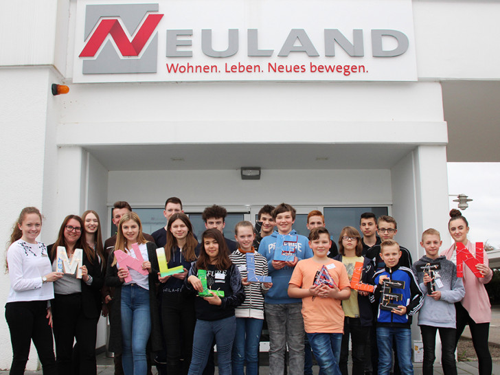 Die Schüler durften am Zukunftstag Buchstaben bemalen. Foto: Neuland Wohnungsgesellschaft mbH 