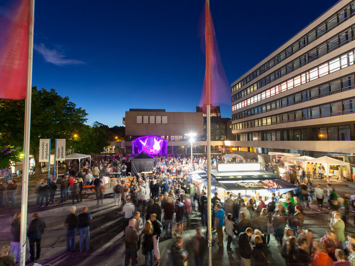 Die TU-Night lockt traditionell viele Gäste auf den Forumsplatz. Foto: TU Braunschweig