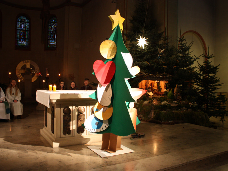 An diesem Weihnachtsbaum wurde alles befestigt, was im Leben wirklich zählt. Foto: Privat