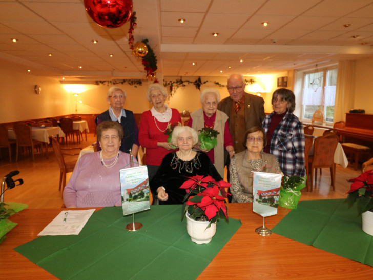 Der neu Heimbeirat im Sickter Seniorenzentrum: Irene Schnellecke, Cosima Matuschak, Gisela Hoffmann. Stehend von links, Elisabeth Heidotting, Wilhelmine Bornstedt, Margot Barth, Dieter Lorenz und Ingrid Heiderich. Foto: Privat