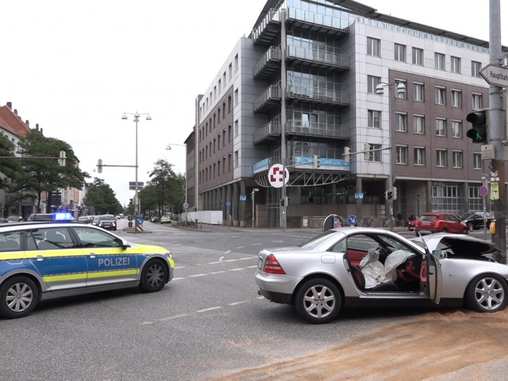 Der Mercedes SLK prallte bei der Verfolgungsjagd gegen einen Ampelmast in der Marienstraße. Foto: aktuell24