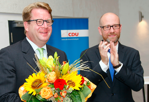 CDU-Bundestagsabgeordneter Peter Taubert gratuliert Carsten Müller für die Nominierung. Foto: Siegfried Nickel