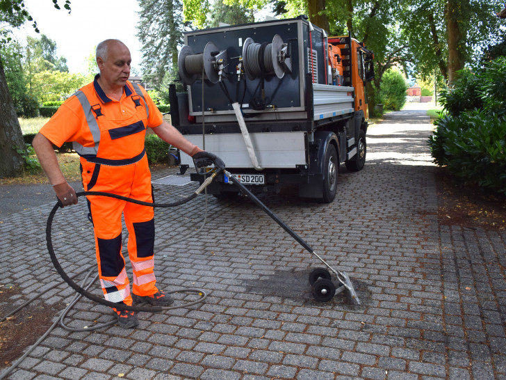 Mit heißem Wasser drängt Thomas Schubert das Unkraut zurück. Foto: Stadt Goslar