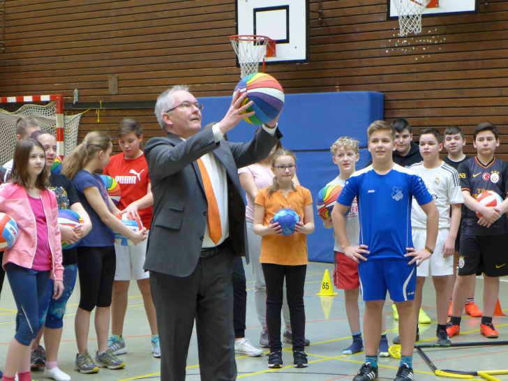 Hans-Dieter Reichelt, Vorstand der Volksbank, bewies seine Fähigkeiten am Basketball. Foto: Volksbank Nordharz eG