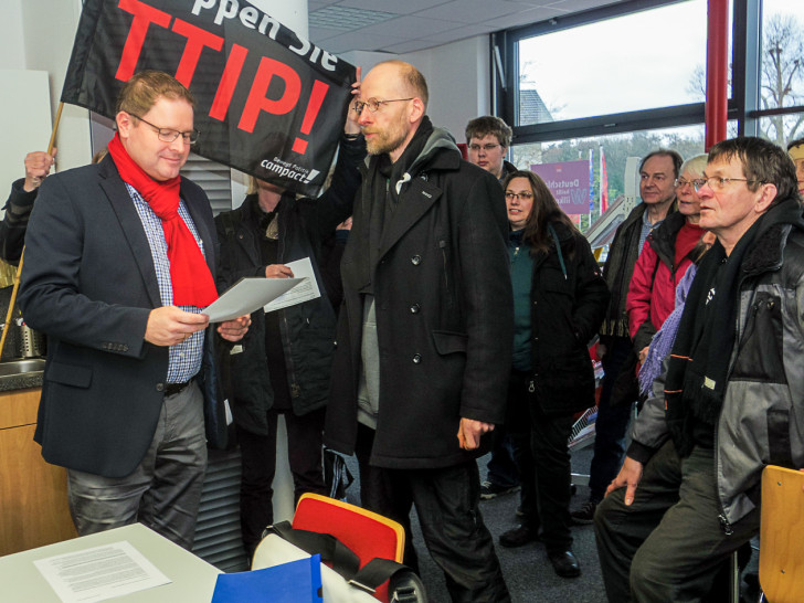 Campact!-Aktivisten übergeben SPD-Landtagsarbgeordneten Marcus Bosse einen offenen Brief an die Delegierten des SPD-Bundesparteitages im Dezember. Sie fordern, dass TTIP abgelehnt wird. Foto: Campact!/Frank Schildener