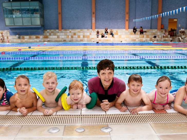 In Gruppen von maximal sieben Kindern lernen die Kleinen das Schwimmen. Foto: Stadt Wolfsburg