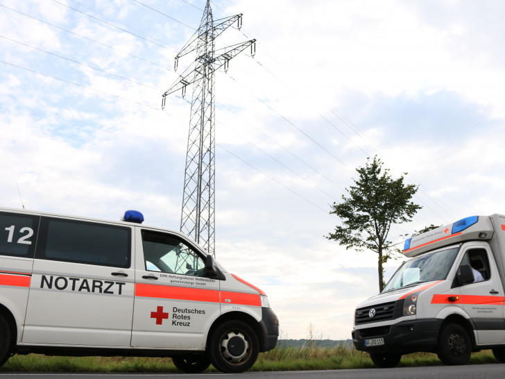 Der Rettungsdienst des Deutschen Roten Kreuzes kümmerte sich um den 19-Jährigen, nachdem er vom Strommasten gerettet wurde. Foto: Werner Heise