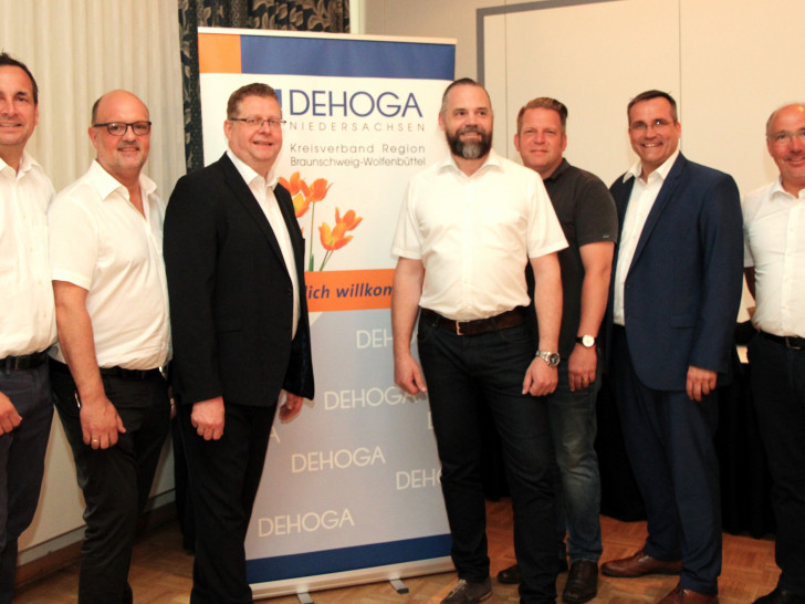 Vorstand des DEHOGA Kreisverband es von links nach rechts: Matthias Harlfinger, Andreas Kroll, Bernd Weymann, Carsten Goldapp, Frerk Hennicke, Mark Alexander Krack und Karl-Heinz Hoffmann. Fotos: Siegfried Nickel