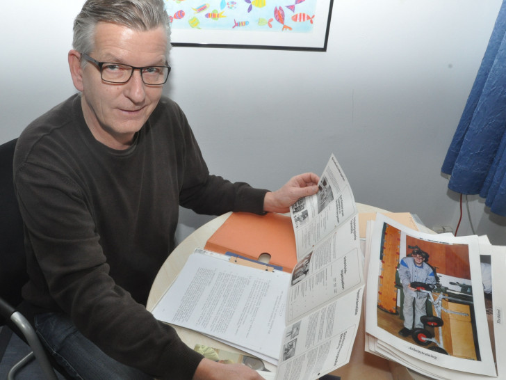 Axel Koßmann wühlt sich derzeit durch Unterlagen aus der
Gründungszeit des Wolfenbütteler Lebenshilfe-Vereins. Foto: Lebenshilfe