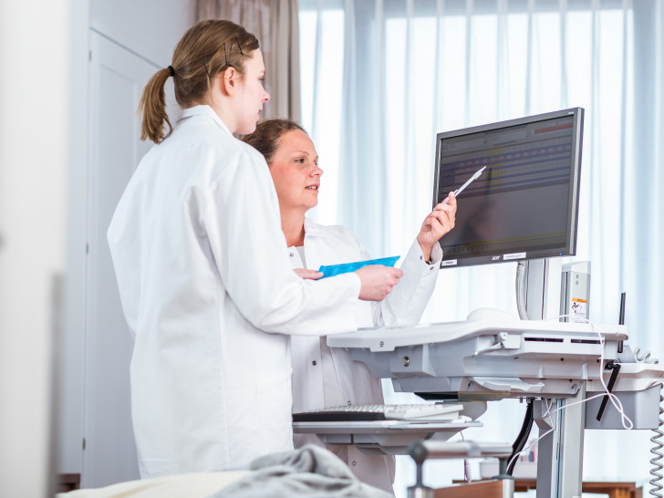 Mechthild Wenke (r.), Leiterin der Apotheke der Asklepios Harzklinik Goslar, rät Patienten, Hausärzte auf den neuen Service anzusprechen und jedes der einzunehmenden  Medikamente in den Medikationsplan eintragen zu lassen. Foto: Asklepios Harzkliniken
