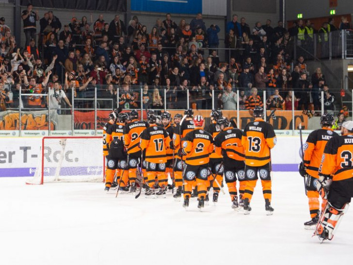 Die Grizzlys feiern mit ihren Fans das Ende der Durststrecke. Foto: Matthias Renner/ City-Press GmbH