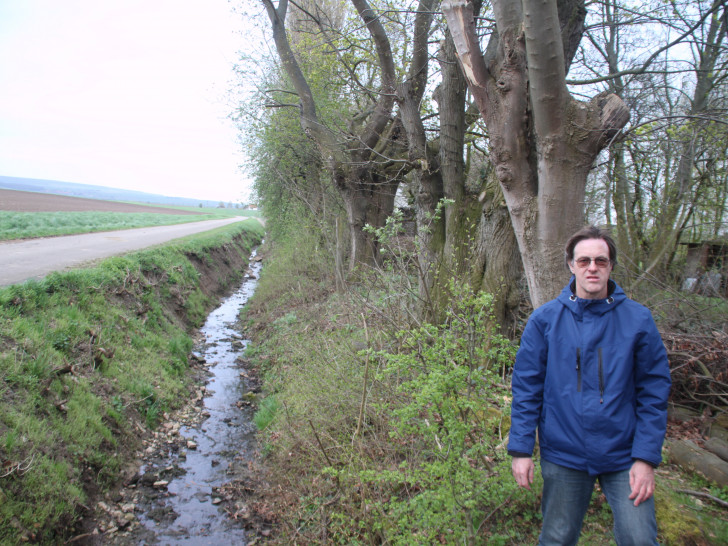 Lutz Seifert am Gewässer Osterbeek in Klein Vahlberg. Foto: Bündnis
90 / Die Grünen Ortsverband Elm - Asse - Fallstein