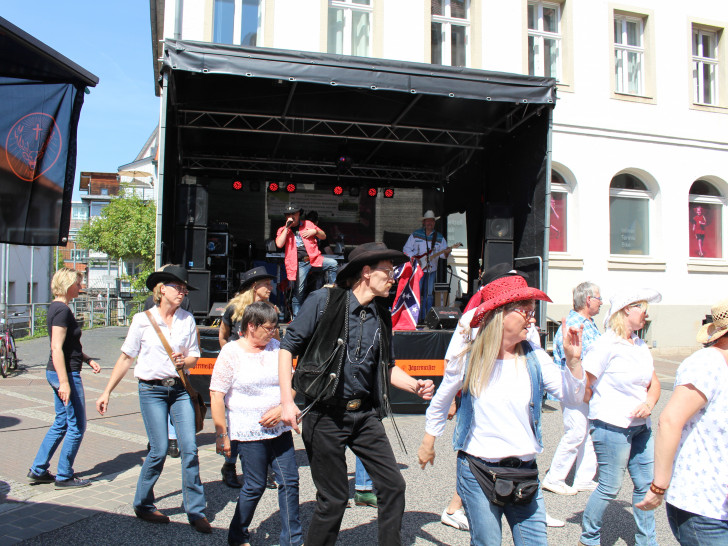 Cowboys und Cowgirls starten tanzend das Straßenfest in der Kommißstraße. Foto: Jan Borner