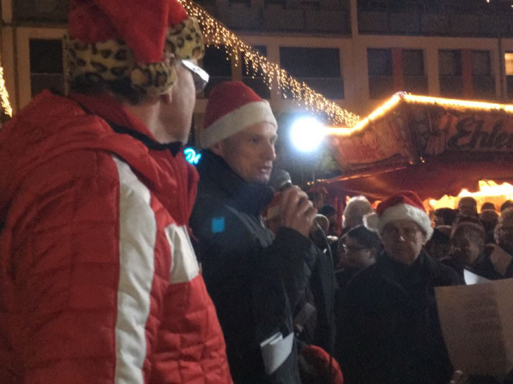 Bürgermeister Stefan Klein eröffnete den Weihnachtsmarkt in Salzgitter-Lebenstedt. Fotos/Video: Frederick Becker