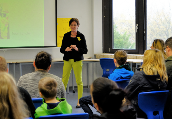 Schulleiterin Katrin Unger erläutert das pädagogische Konzept der HBG. Foto: HBG