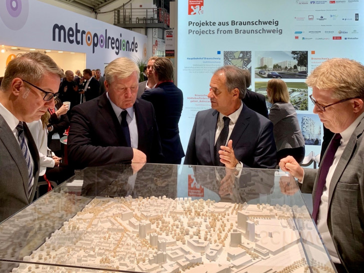 Bernd Althusmann und Ulrich Markurth begutachten das Modell des geplanten Neubauprojektes im Bereich des Bahnhofs. Foto: Metropolregion