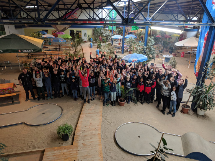 Gruppenfoto in Indoor-Minigolf Anlage. Foto: Gemeindejugendfeuerwehr Lehre