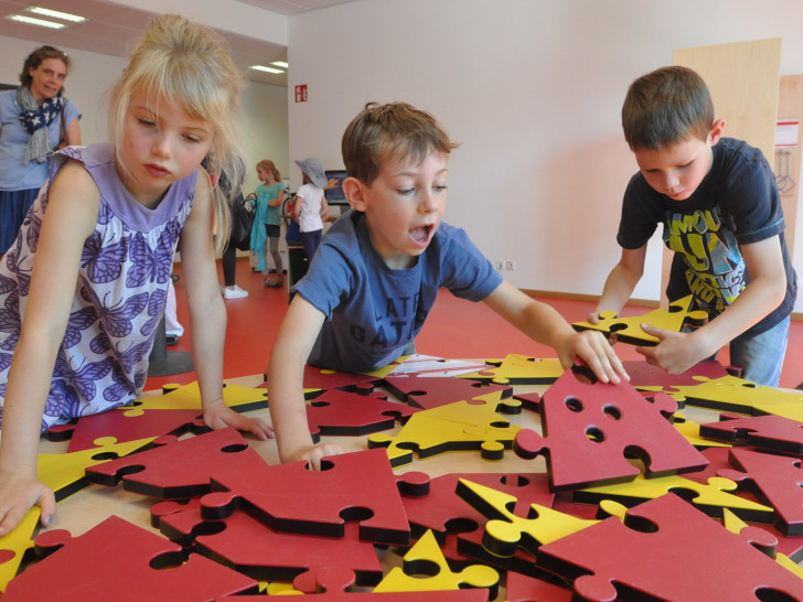 Hier geht es um geometrische Formen: Die Kinder versuchen, das große Puzzle zu bewältigen.  Fotos: Diakonie-Kolleg